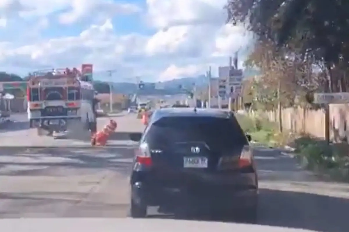 Denuncian a piloto de bus por conducción temeraria., Captura de pantalla video X.