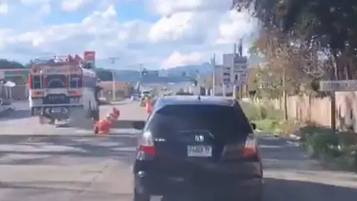 Denuncian a piloto de bus por conducción temeraria. ,Captura de pantalla video X.