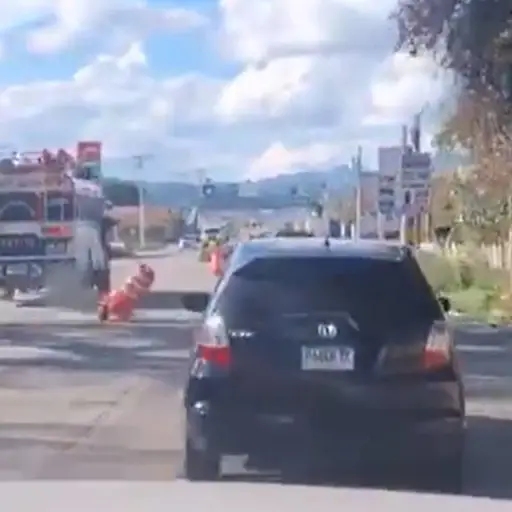 Denuncian a piloto de bus por conducción temeraria. ,Captura de pantalla video X.