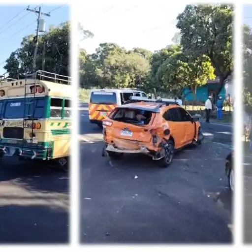 Cuatro vehículos livianos y un bus se vieron involucrados en el accidente en la ruta de Escuintla a Siquinalá. ,Medios locales
