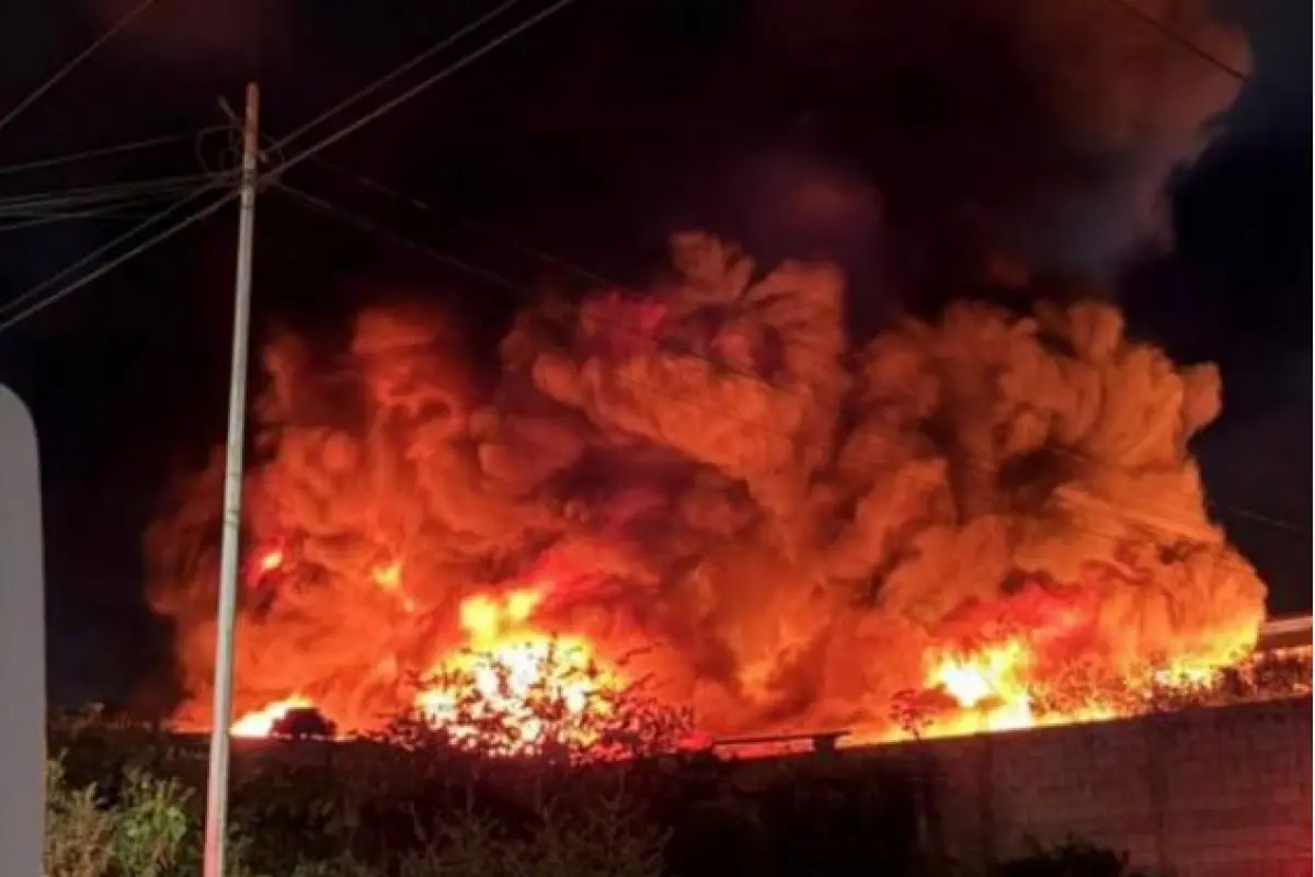 El incendio de grandes proporciones afectó una recicladora en Villa Nueva., Bomberos Municipales Departamentales