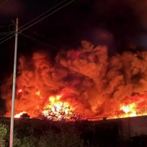 El incendio de grandes proporciones afectó una recicladora en Villa Nueva. ,Bomberos Municipales Departamentales