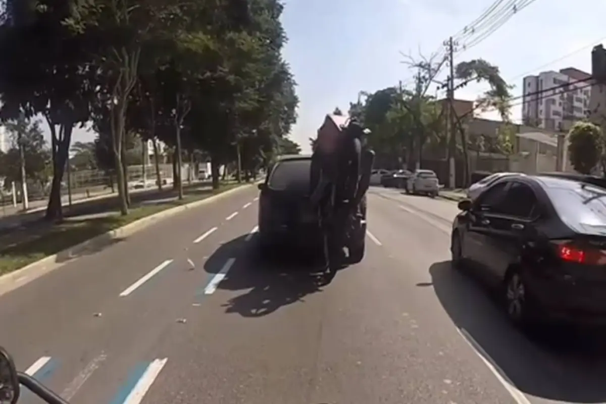 Video viral muestra riña entre repartidor y automovilista., Captura de pantalla video Instagram.