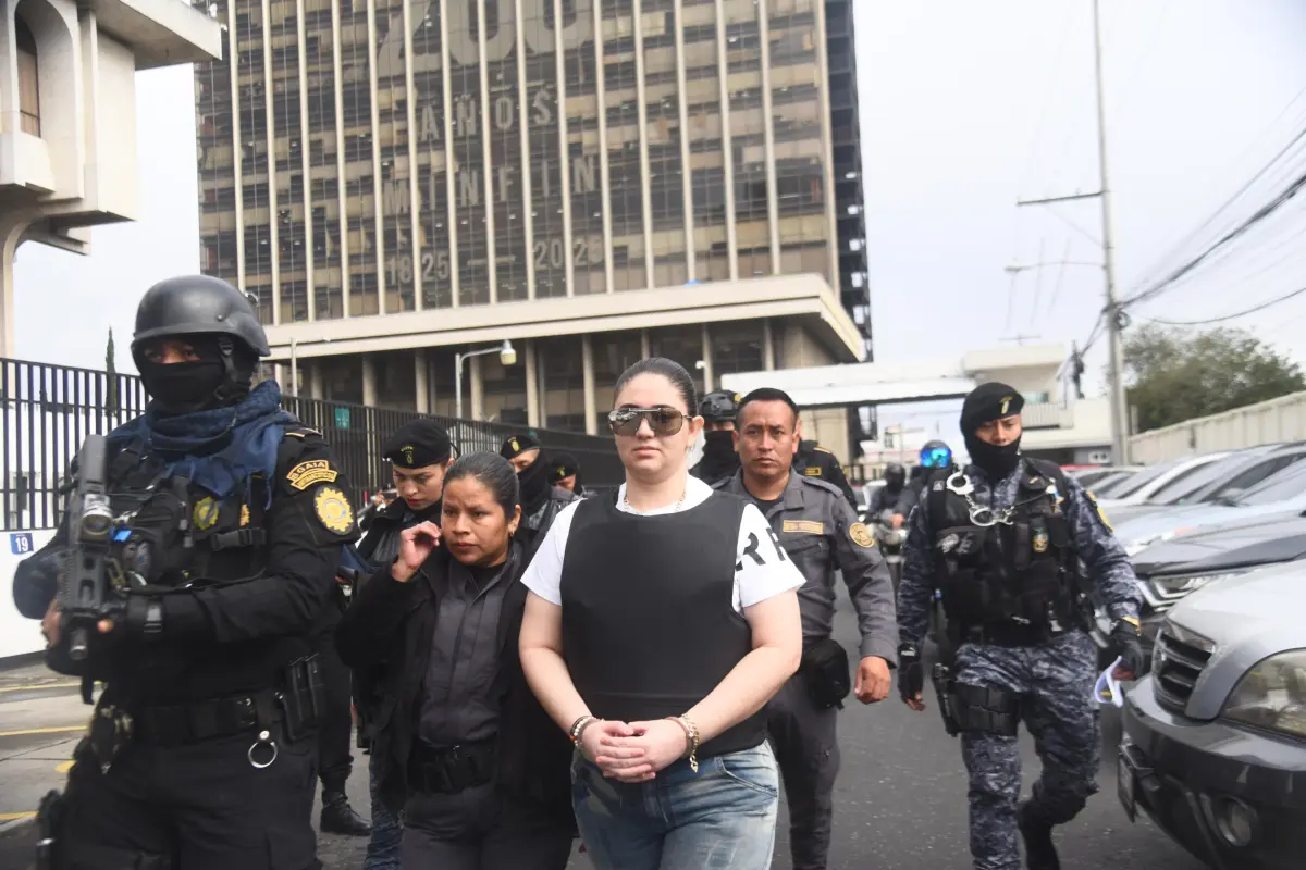 María Fernanda Bonilla, implicada en el crimen contra Melisa Palacios, a su salida de Tribunales., Omar Solís/Emisoras Unidas