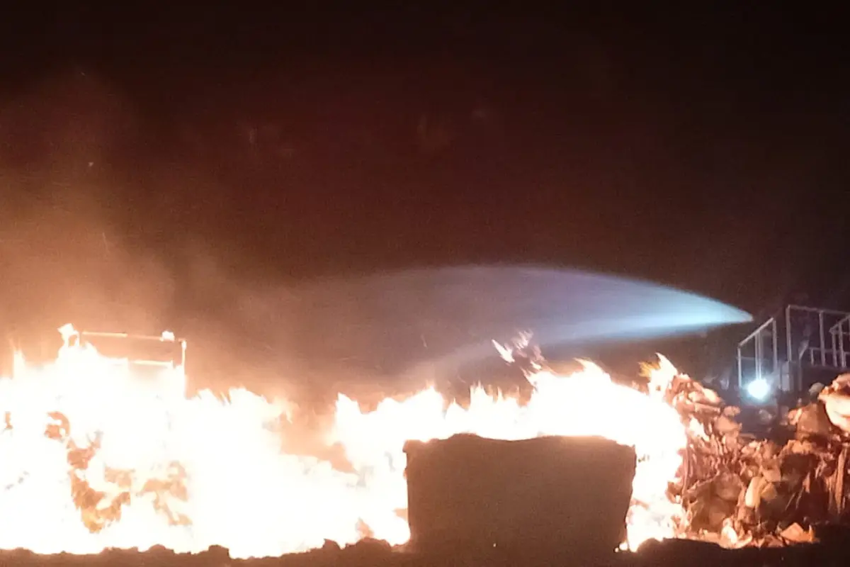 El incendio se reporta en las plataformas del vertedero de AMSA., Conred