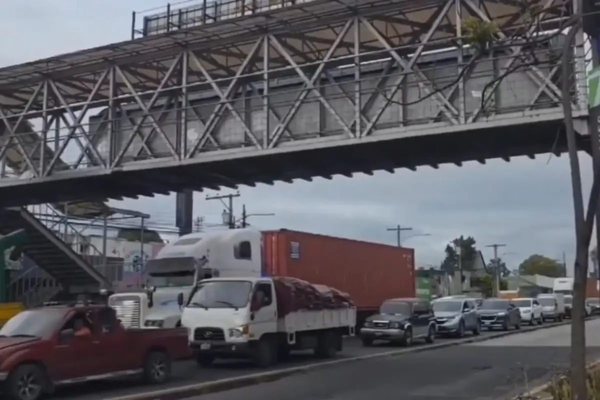 La estructura se dañó hace dos meses en un accidente de transporte pesado., Captura de pantalla. 