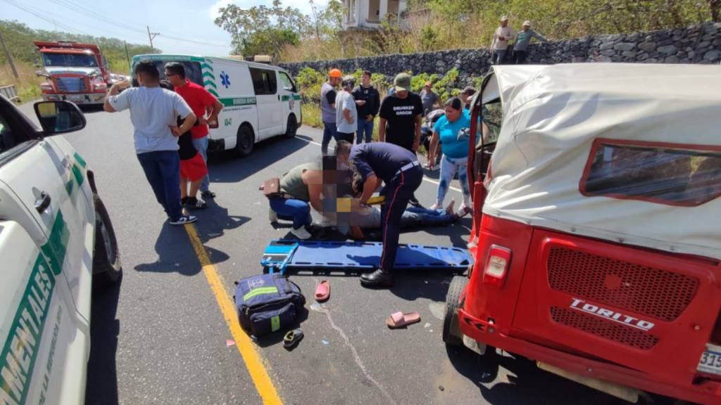 Choque entre camión y mototaxi deja 5 heridos en la RN-14 | Bomberos Municipales Departamentales