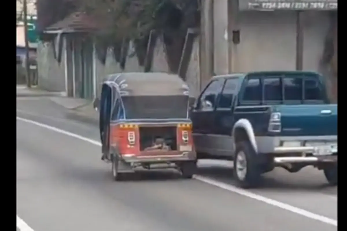 El vehiculo de tres ruedas estuvo muy cerca de chocar, por manejo errático., Captura de pantalla. 