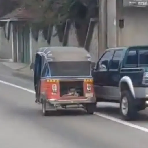 El vehiculo de tres ruedas estuvo muy cerca de chocar, por manejo errático. ,Captura de pantalla. 