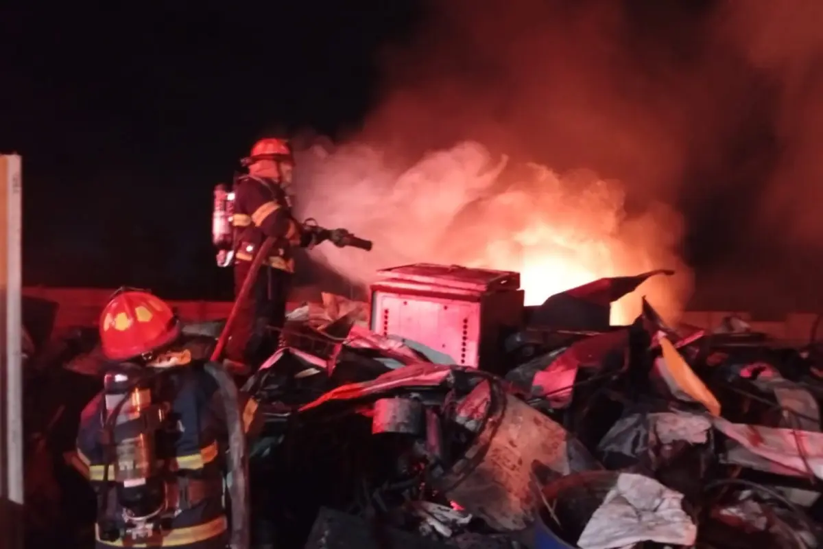 Por el momento se desconocen las causas del incendio en la recicladora., Bomberos Municipales Departamentales. 