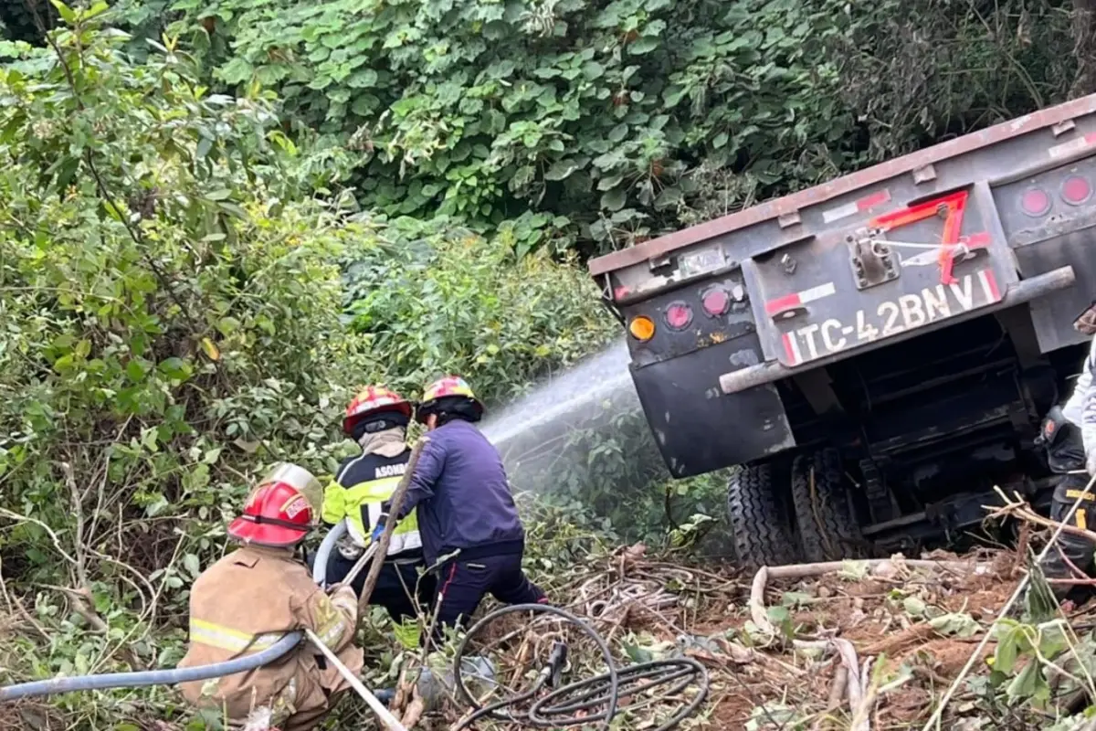 Los bomberos confirmaron la muerte de un piloto de tráiler en el kilómetro 32 de la ruta Interamericana., Bomberos Municipales Departamentales. 