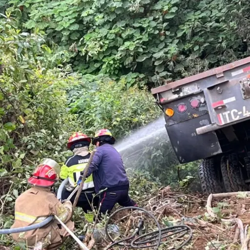 Los bomberos confirmaron la muerte de un piloto de tráiler en el kilómetro 32 de la ruta Interamericana. ,Bomberos Municipales Departamentales. 