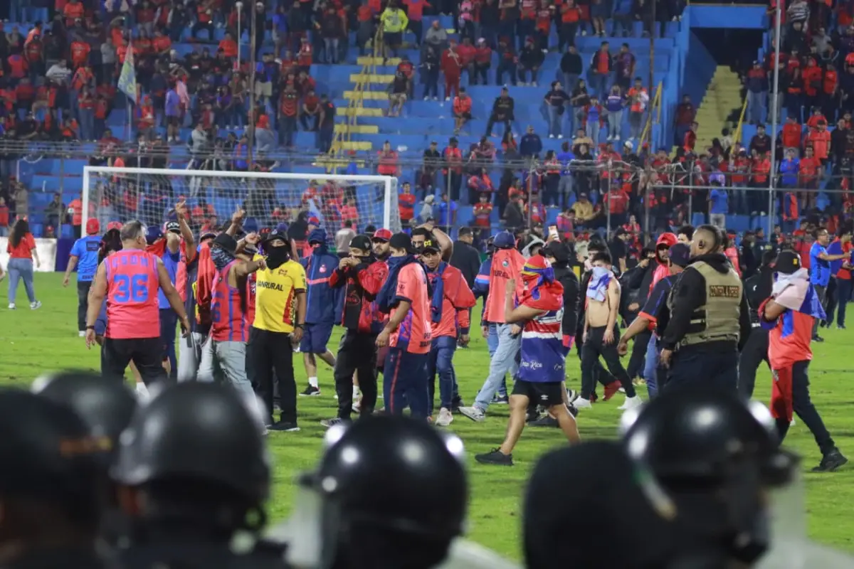 Afición de Municipal invade la final y protagoniza batalla campal 