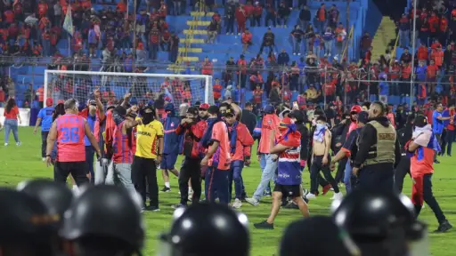 Afición de Municipal invade la final y protagoniza batalla campal 