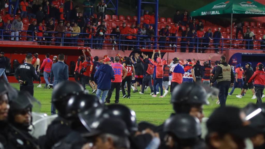 Apertura 2025: Invasión a la cancha de El Trébol  | Alex Meoño 