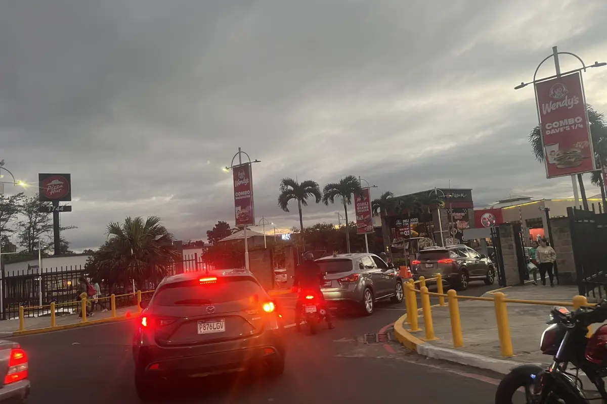 En contraste, el pasado martes se reportaron largas filas vehiculares en ingresos a centros comerciales de Villa Nueva., PMT de Villa Nueva.