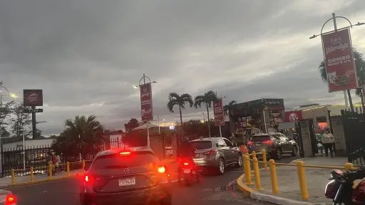 En contraste, el pasado martes se reportaron largas filas vehiculares en ingresos a centros comerciales de Villa Nueva. ,PMT de Villa Nueva.