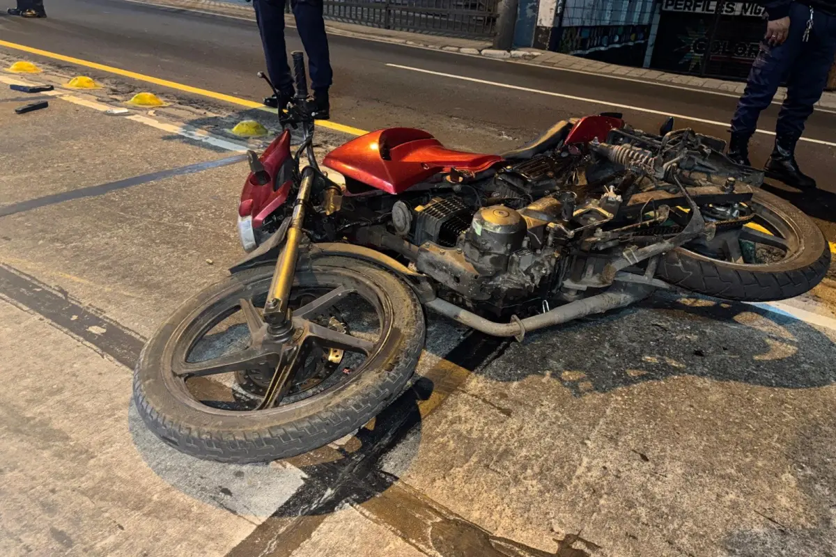 La motocicleta de los supuestos autores del asesinato quedó tirada en la calzada Raúl Aguilar Batres. , PNC de Guatemala.