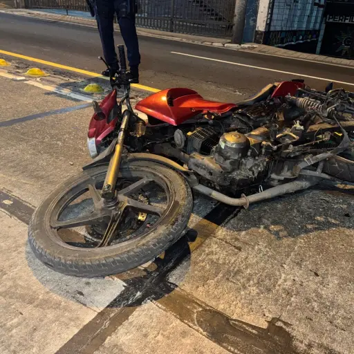 La motocicleta de los supuestos autores del asesinato quedó tirada en la calzada Raúl Aguilar Batres.  ,PNC de Guatemala.