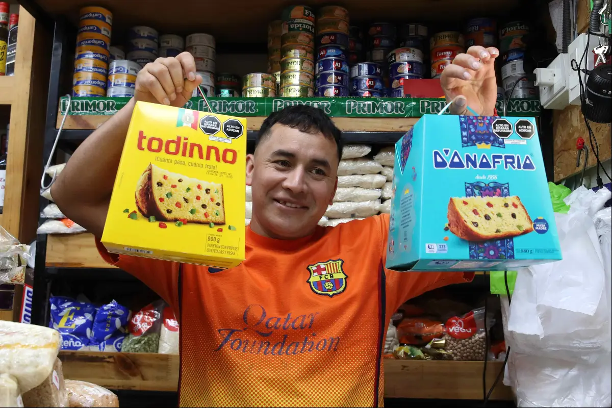 Una persona sostiene cajas con panetones en Lima., Foto EFE