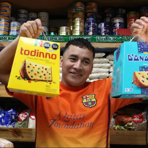 Una persona sostiene cajas con panetones en Lima. ,Foto EFE