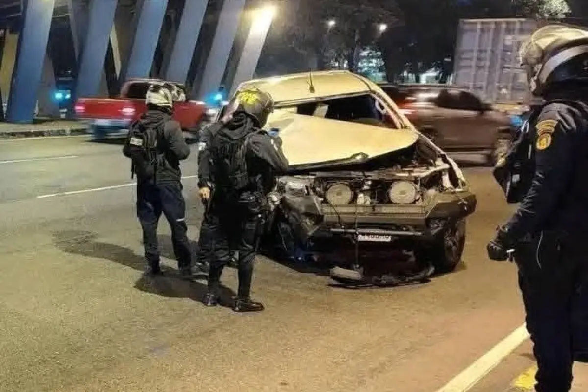 El picop chocó contra las bases del puente del Periférico., Redes sociales.