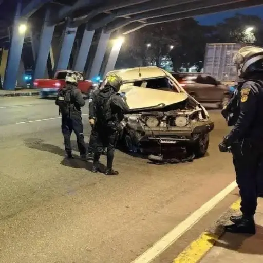 El picop chocó contra las bases del puente del Periférico. ,Redes sociales.