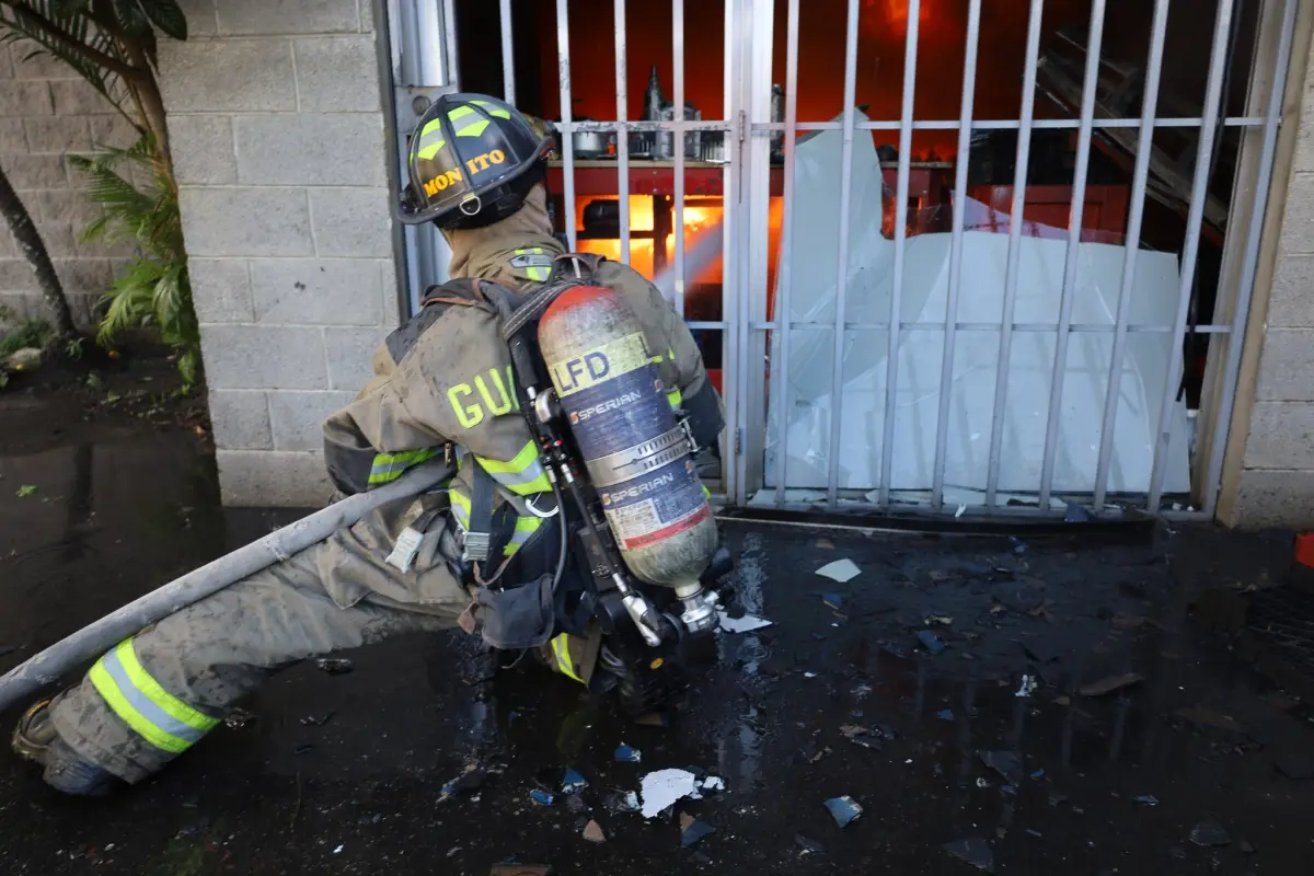 Bomberos Voluntarios trabajan para controlar el incendio en bodegas de la calzada Aguilar Batres. , Foto Bomberos Voluntarios