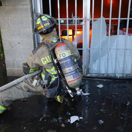 Bomberos Voluntarios trabajan para controlar el incendio en bodegas de la calzada Aguilar Batres.  ,Foto Bomberos Voluntarios