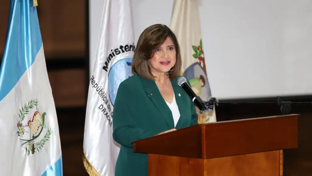 La vicepresidenta Karin Herrera, durante una reunión con autoridades del IGSS. ,IGSS