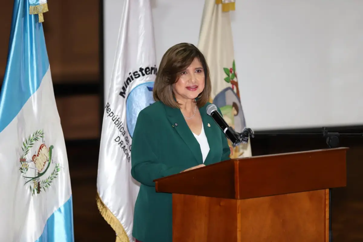 La vicepresidenta Karin Herrera, durante una reunión con autoridades del IGSS., IGSS