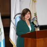 La vicepresidenta Karin Herrera, durante una reunión con autoridades del IGSS. ,IGSS