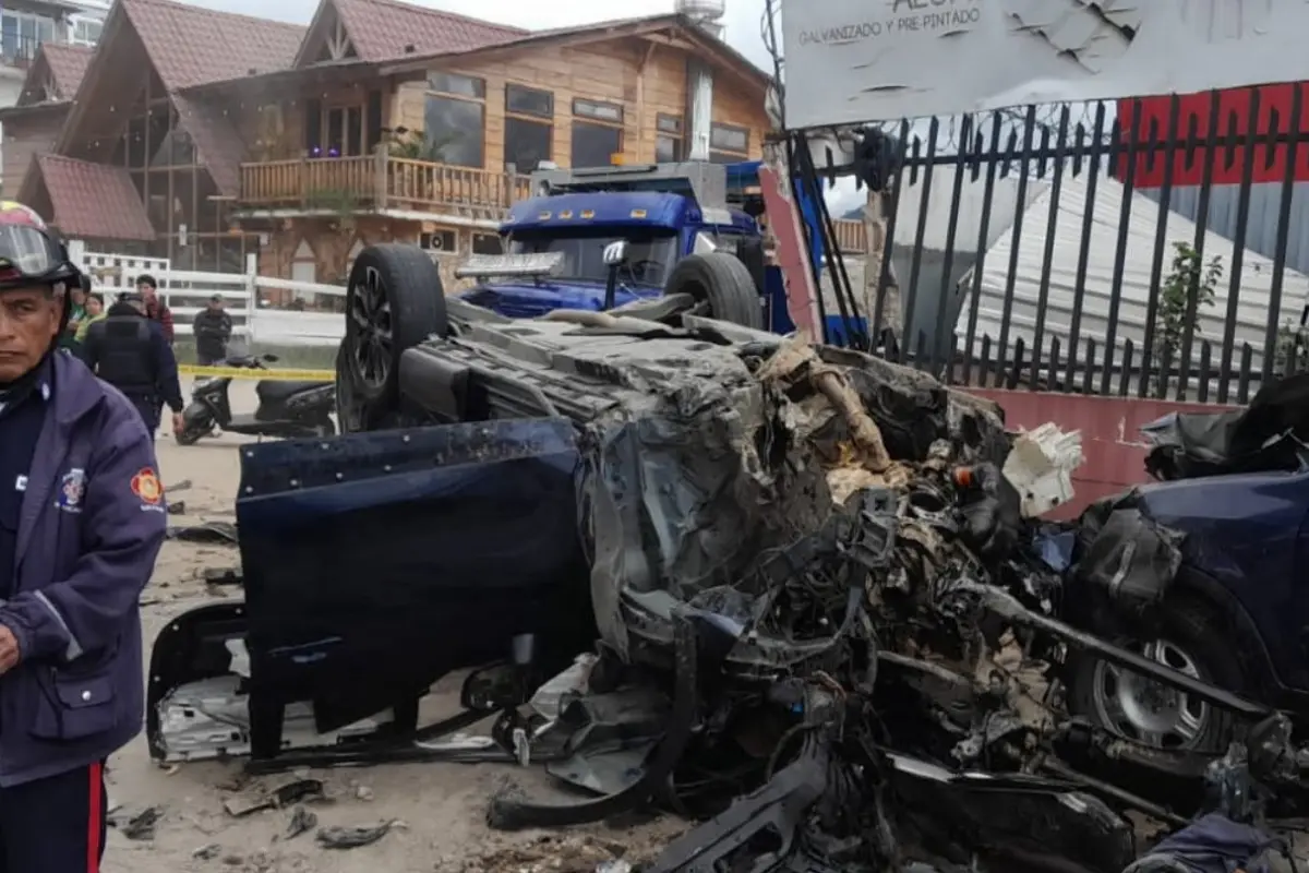 El carro del accidente quedó totalmente destruido., Bomberos Municipales Departamentales. 