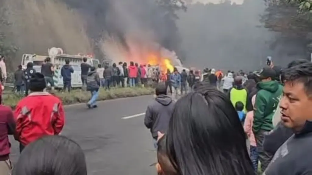 Otros usuarios de la vía captaron el momento del incendio del camión cisterna. ,Redes sociales.