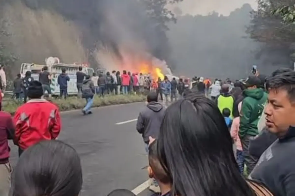 Otros usuarios de la vía captaron el momento del incendio del camión cisterna., Redes sociales.
