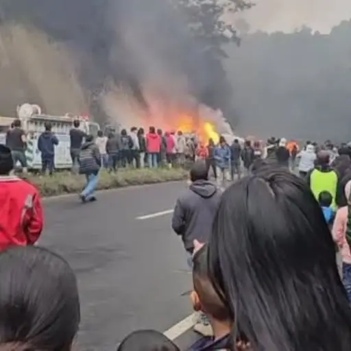 Otros usuarios de la vía captaron el momento del incendio del camión cisterna. ,Redes sociales.