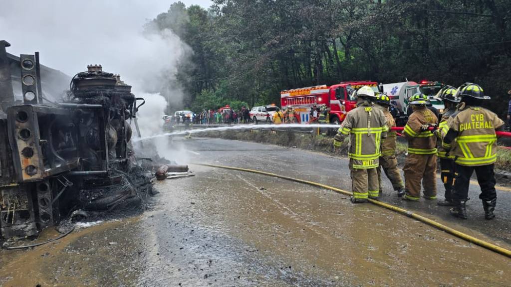 Pipa de combustible se accidenta e incendia en ruta Interamericana | Bomberos Municipales Departamentales