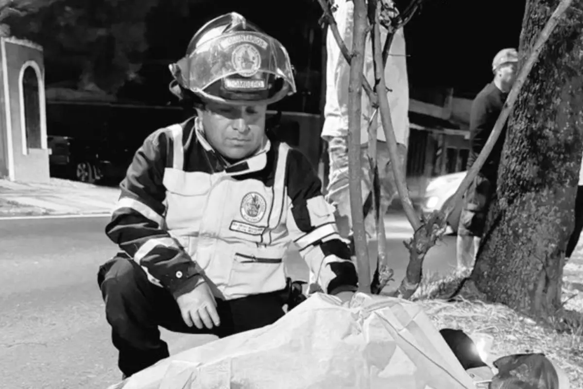 En San Cristóbal zona 8 de Mixco, se reportó una persona fallecida. , Foto Bomberos Voluntarios