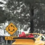 El regalo más comentado: un lujoso auto con moño acapara miradas en las calles de Guatemalat