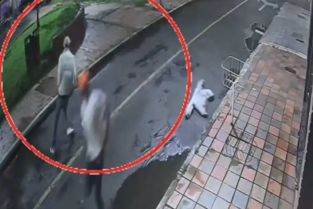 Intentan huir en carro robado, se daña y terminan capturados., Capturan de pantalla video de X.