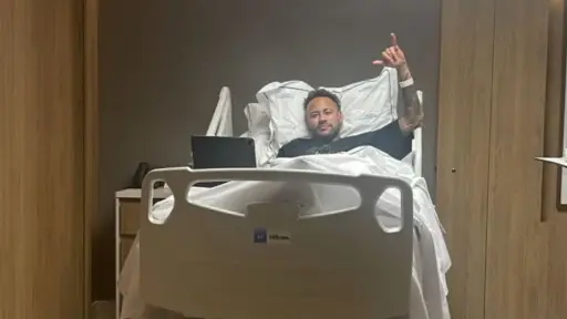 Neymar fue operado de la rodilla