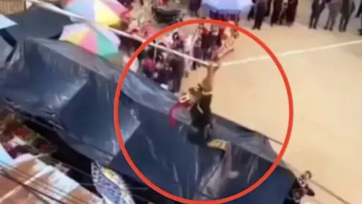 Caída durante el Baile de los Monos. ,Captura de pantalla video Facebook.