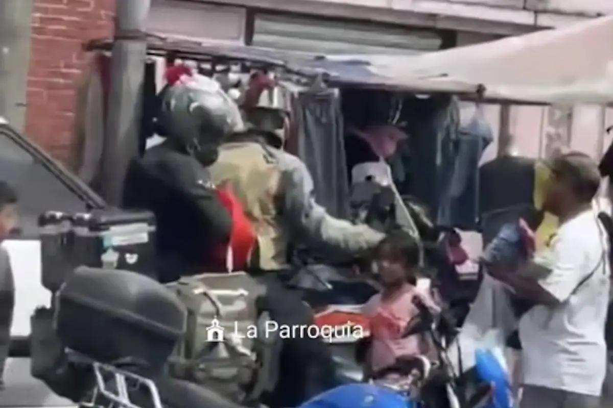 Motorista y acompañante sorprenden con gesto solidario., Captura de pantalla video Facebook.