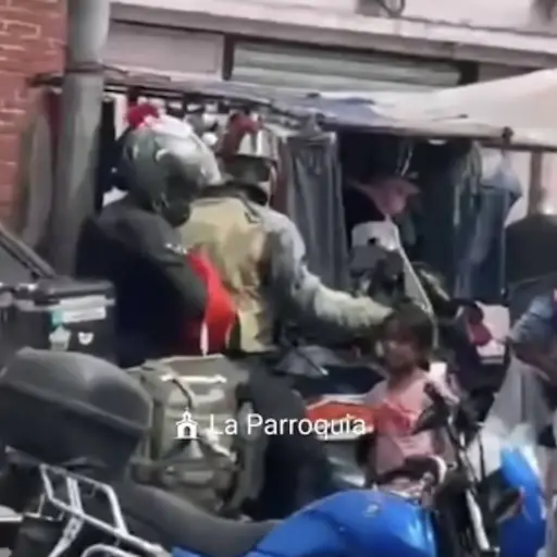 Motorista y acompañante sorprenden con gesto solidario. ,Captura de pantalla video Facebook.