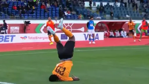 Jugador de Zambia casi se lesiona el cuello al realizar una acrobacia