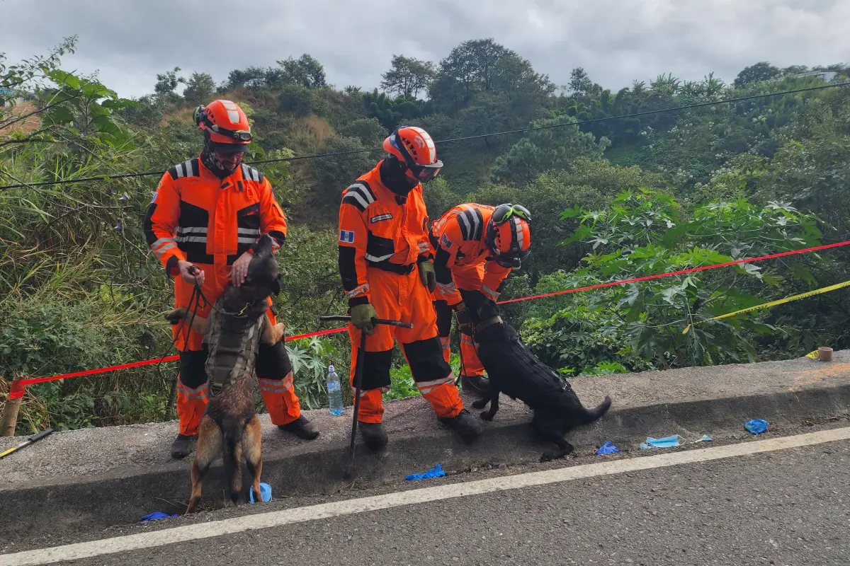 Los rescatistas usaron varias herramientas para sacar los cuerpos encontrados el pasado domingo., Bomberos Voluntarios.