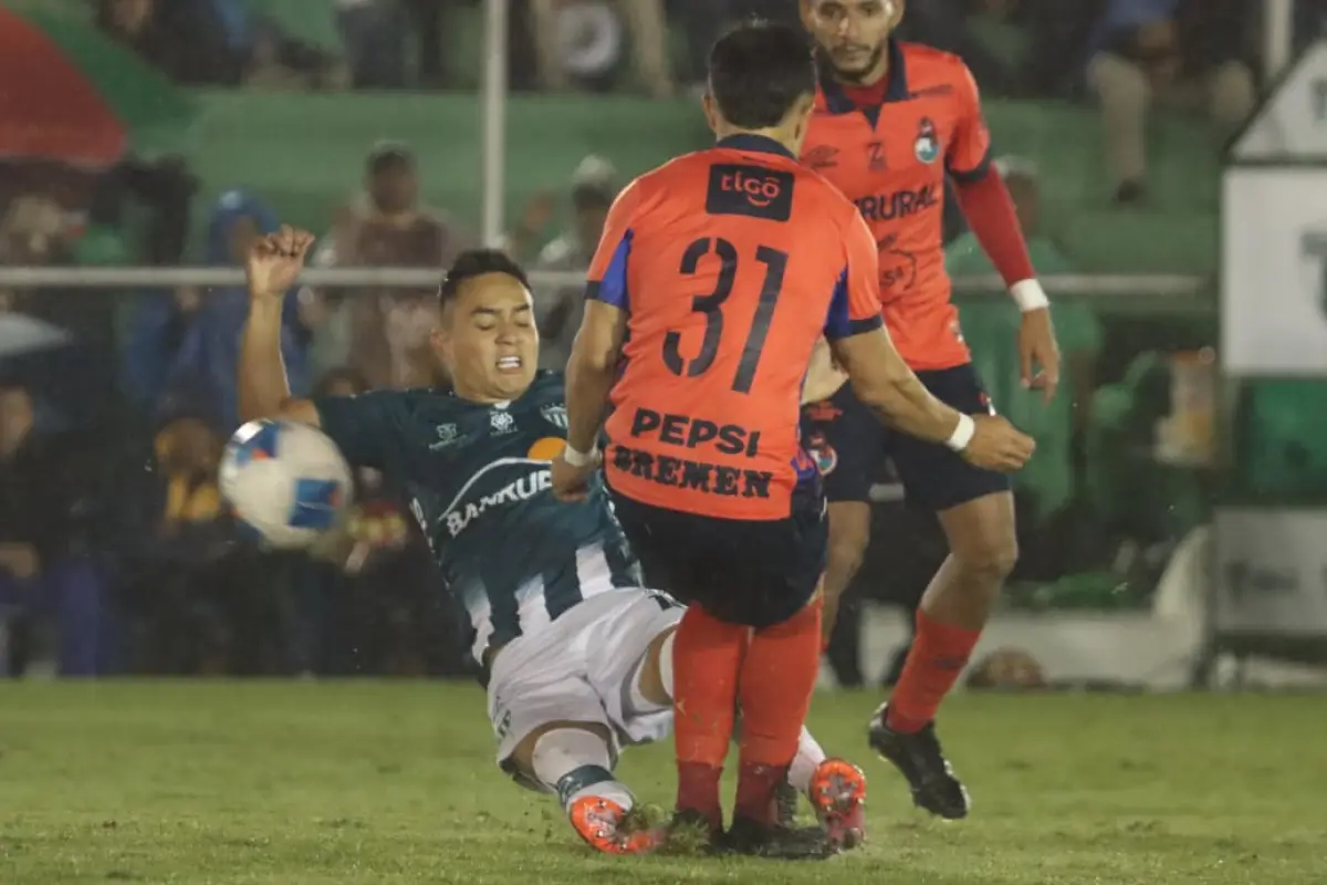 Acción en la final de ida del Apertura 2025 entre Antigua GFC y Municipal - Alex Meoño