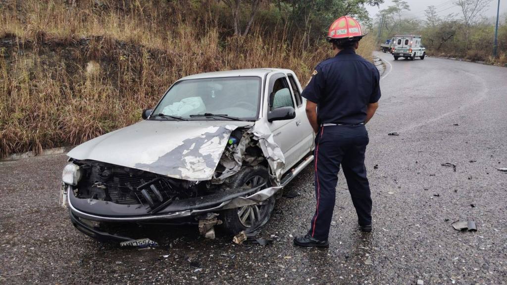 Fuerte choque en la ruta hacia Jalapa deja cuatro heridos | Bomberos Municipales Departamentales