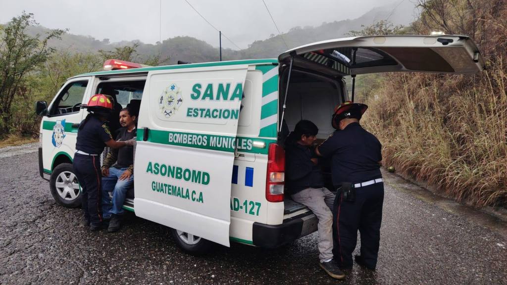 Fuerte choque en la ruta hacia Jalapa deja cuatro heridos | Bomberos Municipales Departamentales