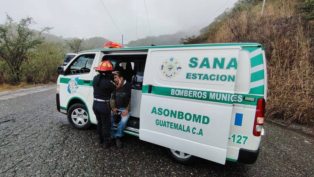 Fuerte choque en la ruta hacia Jalapa deja cuatro heridos | Bomberos Municipales Departamentales